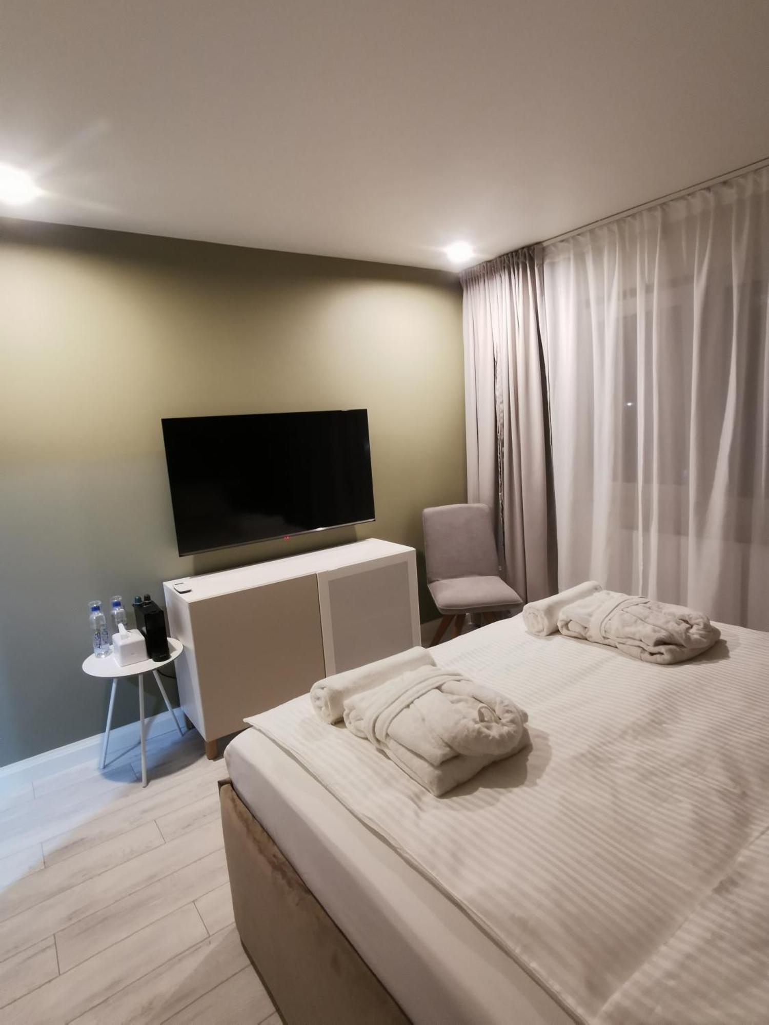 Noir Apartment Хацег Экстерьер фото